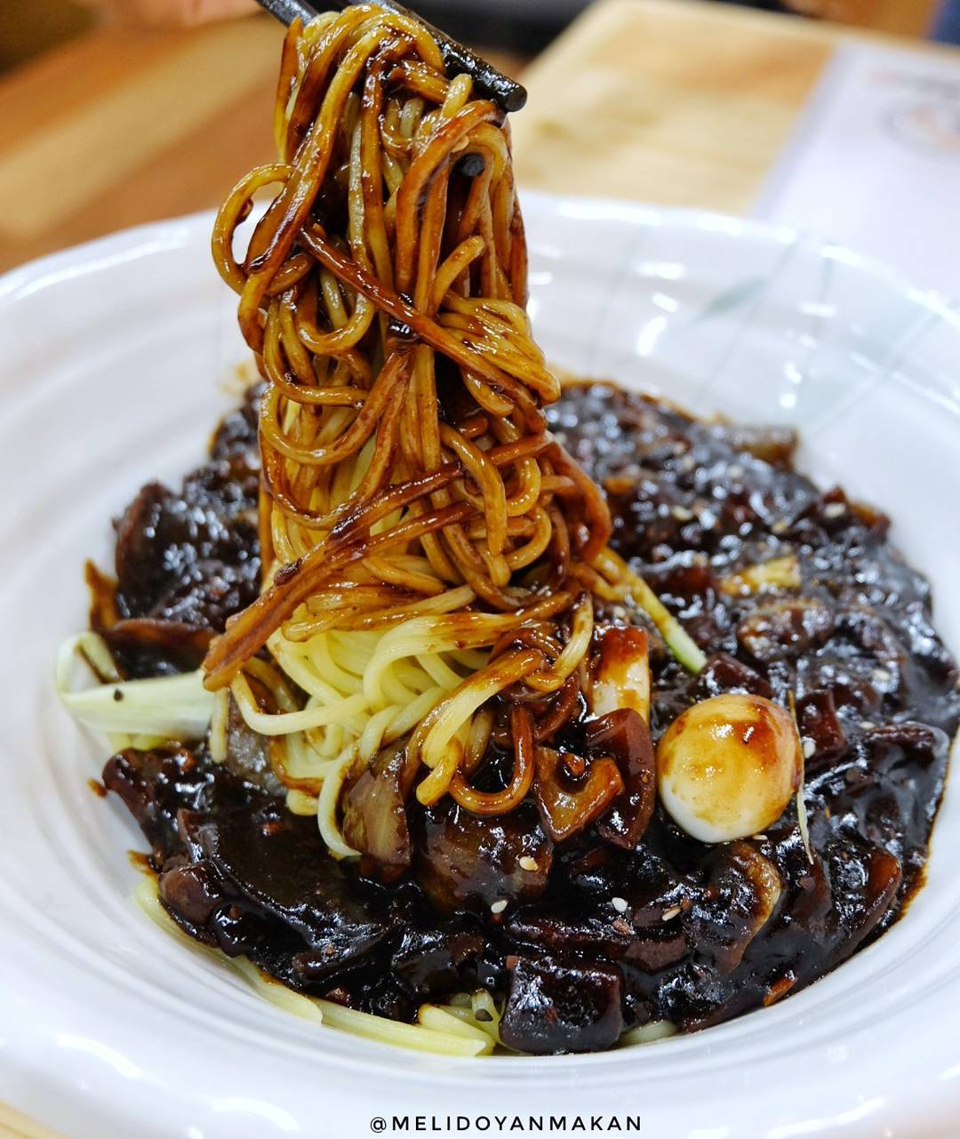 nhung-mon-han-khong-cay-jajangmyeon